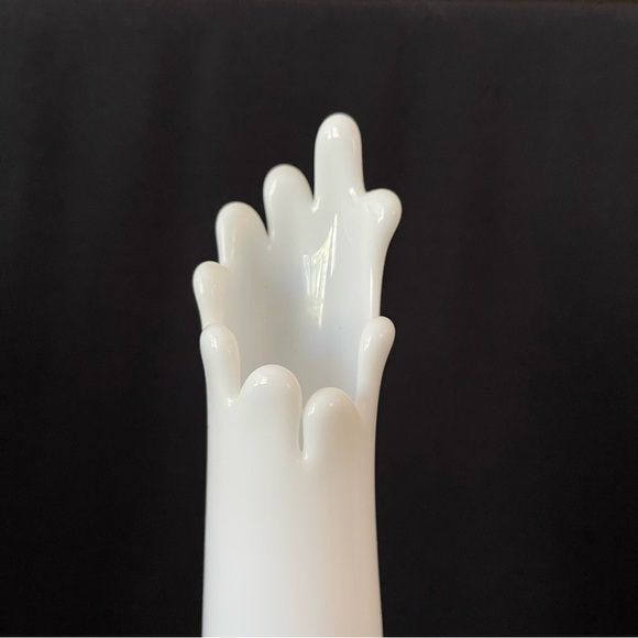 Swung Vase - Footed - 9 fingers - Fenton Hobnail Milk Glass - Vintage - Picture 5 of 9